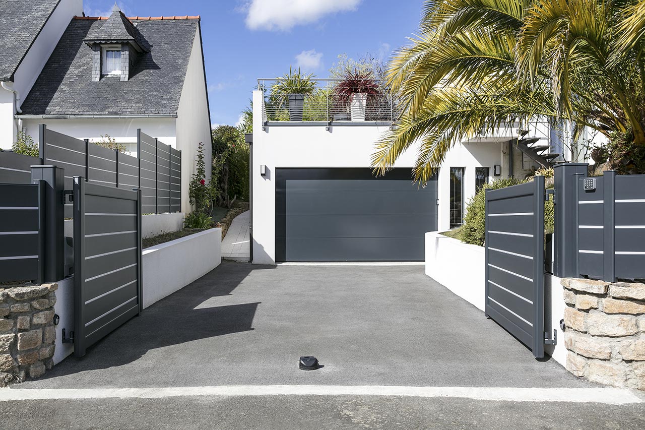 Portail battant contemporain