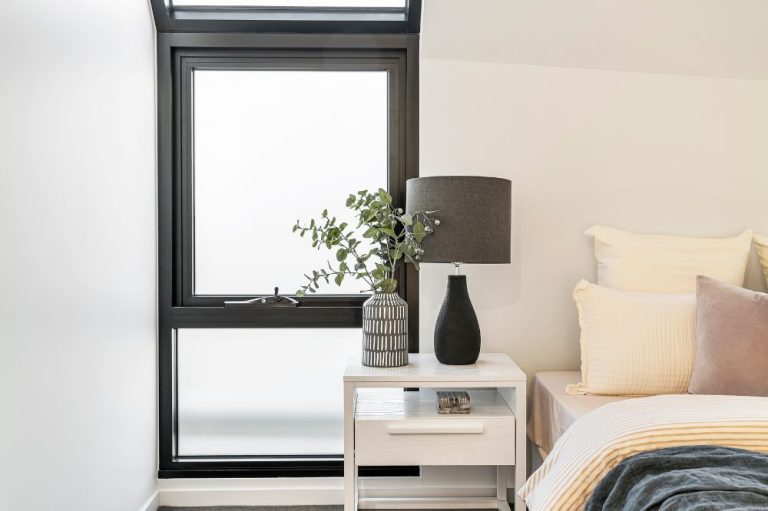 Fenetre-aluminium-chambre-56-Kleris